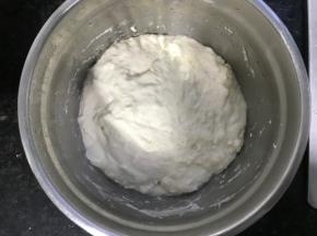 盖上保鲜膜放置室温发酵至2倍大