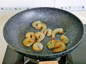 起油锅，加入腌制好的虾仁，小火煸炒。