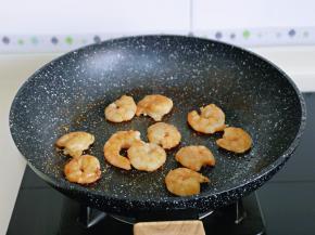 炒至变色立即盛出。