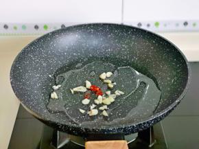 另起油锅，加入辣椒和蒜末煸炒出香味。