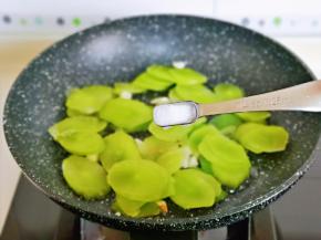 按个人口味加入盐，加入一汤勺纯净水，将莴笋炒至8分钟。