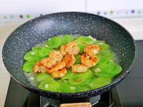 再加入煸炒好的虾仁。