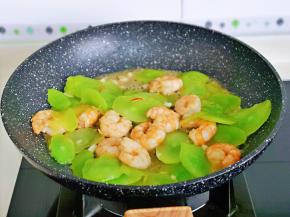 快速翻炒均匀，关火出锅。