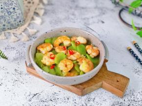 盛出装盘，撒几段红辣椒点缀。