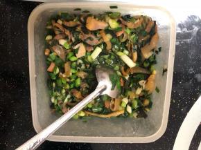 炒好的大蒜咸肉盛入碗中放凉备用。