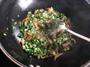 加入适量盐翻炒均匀后加入少许鸡精。