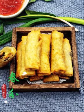 春卷也可以放其他馅，豆沙的也是很好吃的。操作简单，大家快试试吧！