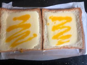 另一只蛋黄打散，用勺子在酸奶蛋液上画画，随意发挥即可。