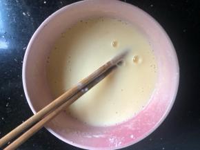 搅打均匀。可以过筛，我贪图方便就没有过筛。