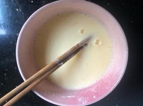 搅打均匀。可以过筛，我贪图方便就没有过筛。