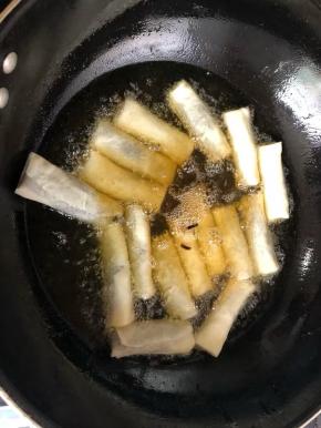锅里倒入小半锅油，烧至8成热左右，放入包好的春卷炸至金黄色即捞出控油就可以了，趁热吃非常好吃呢！