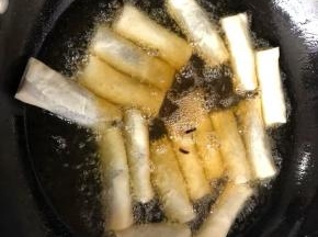 锅里倒入小半锅油，烧至8成热左右，放入包好的春卷炸至金黄色即捞出控油就可以了，趁热吃非常好吃呢！
