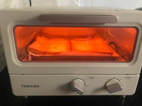 东芝小烤箱180度预热5分钟，然后将吐司摆入烤箱中，180度烤15分钟就可以了！