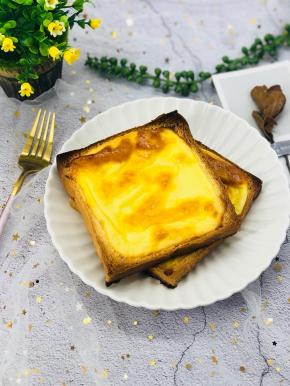 吐司的边上如果想要不糊，最好四边都小心地沾点酸奶液，我没沾，所以有点糊了，但是脆脆的挺好吃的。