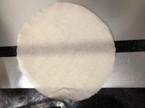 取一张春卷皮，四周抹一点水。