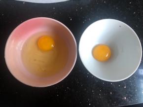 一个全蛋加一个鸡蛋黄打在一个碗里，拿另一个碗放一个蛋黄备用。