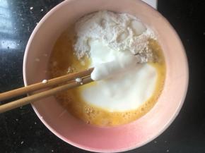 全蛋碗里加入10g白糖，搅打均匀后加入10g淀粉和100g酸奶。