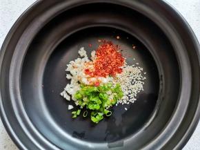首先调酸汤汁：1勺蒜末+1勺辣椒粉十1勺白芝麻+1勺葱花