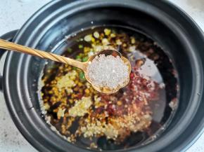 半勺白糖拌匀。。