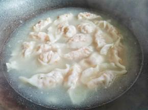 水开下饺子，煮至浮起，关火停三分钟，