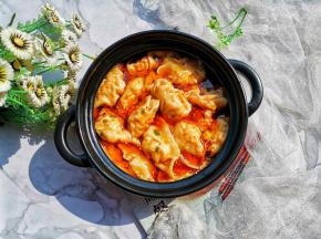 盛出饺子到酸汤汁里，再加半碗饺子水拌一拌，最后撒点葱花即可。