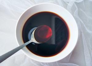 先调个红烧汁：2勺生抽+1勺老抽+1勺蚝油++半勺盐+半勺白糖，加半碗水调匀备用。