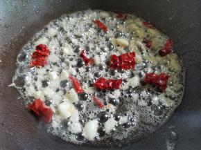 热锅热油，下蒜末干辣椒爆香，