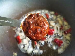 加一勺豆瓣酱。