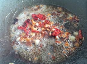 炒出红油。