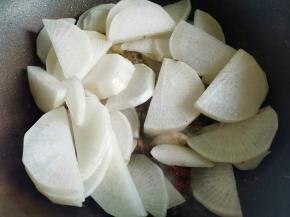 倒入萝卜翻炒1分钟。