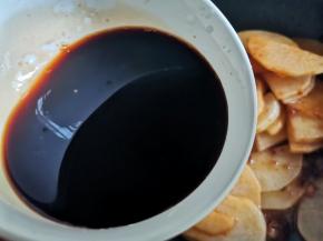 加入调好的料汁，