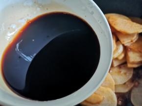 加入调好的料汁，