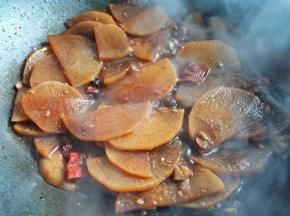 大火煮沸转小火焖煮10分钟左右，