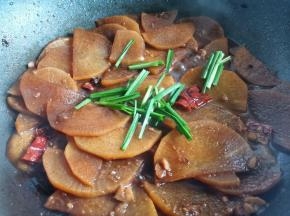 撒蒜叶出锅，简单又美味！