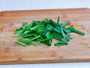 利用这时间将韭菜洗干净，再切段。