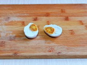 咸鸭蛋去皮，一切二，鸡蛋也可以，根据个人喜好来。