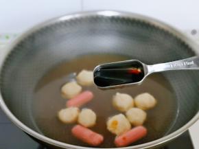 再加入一勺生抽。