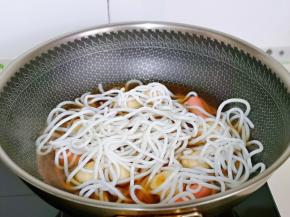 丸子煮熟后下米粉。