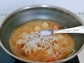 按个人口味加入盐，将米粉煮熟。(不要煮太久，新鲜呢米粉特别好煮)