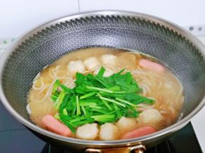 加入切好的韭菜，大火30秒关火出锅。