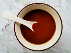 先调个糖醋汁：生抽两勺+老抽一勺+蚝油一勺+陈醋两勺+白糖一勺+淀粉一勺+清水半碗搅拌均匀。