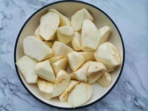 茄子去皮切滚刀块。