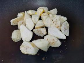 锅中油热下茄子，