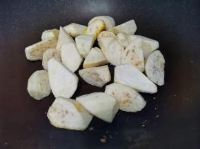 锅中油热下茄子，