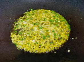 留底油，炒香蒜末，