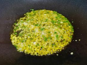 留底油，炒香蒜末，