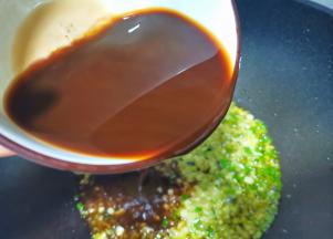 倒入糖醋汁翻炒均匀，