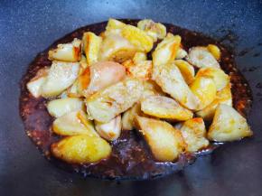 倒入茄子煮1分钟，