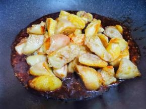 倒入茄子煮1分钟，