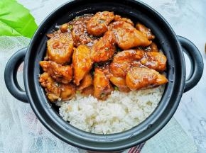米饭盛入碗中，把糖醋茄子浇到米饭上，